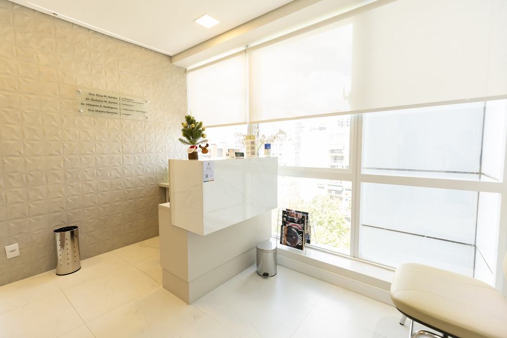 Balcão de atendimento do consultório junto à janela